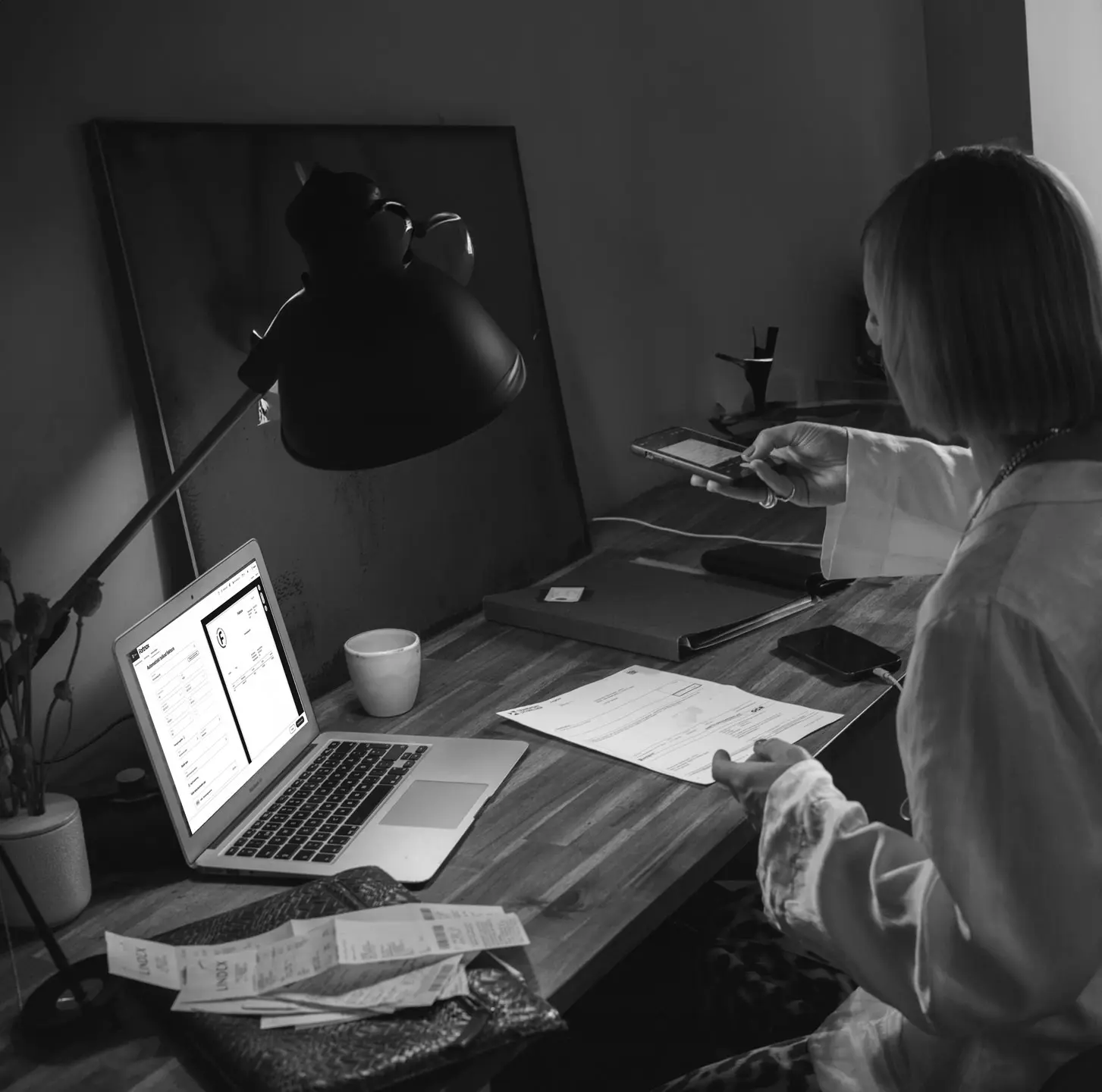 Person som arbetar med fakturering